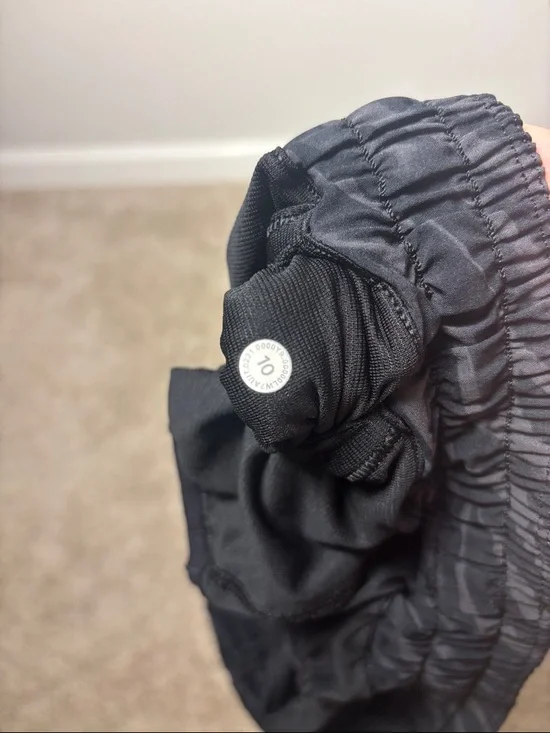 Lululemon Hotty Hot Low Rise Short 4"
Le Tigre Camo Deep Coal Multi/Black W7AUIT - Picture 3 of 3